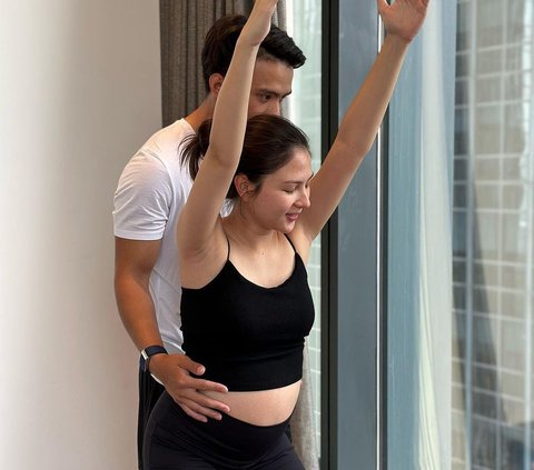 Early Pregnancy Super Fit, Series of Photos of Jessica Milla Yoga Couple with Husband