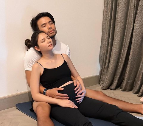 Early Pregnancy Super Fit, Series of Photos of Jessica Milla Yoga Couple with Husband