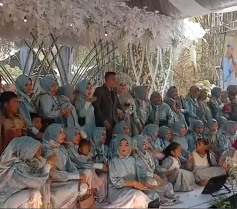 Moment of Wedding Stage Collapse During Family Photo, Feels Like a Village Photo