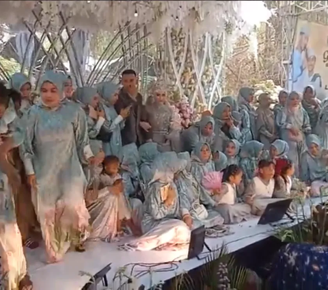 Moment of Wedding Stage Collapse During Family Photo, Feels Like a Village Photo