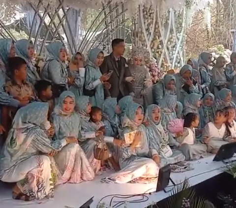 Moment of Wedding Stage Collapse During Family Photo, Feels Like a Village Photo