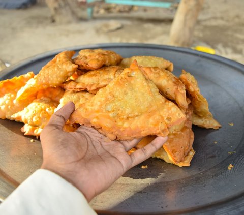 Disgusting! Eating Indian Specialty 'Bonus' Lizard Corpse Lupia