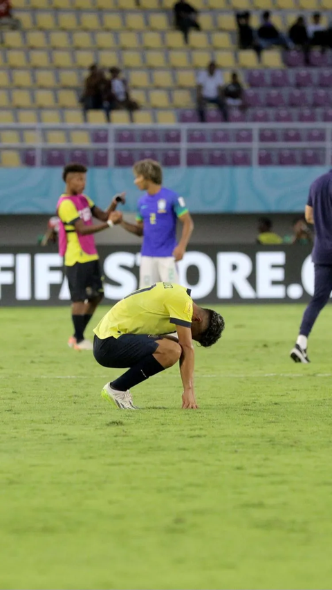 Di masa injury time babak kedua, Ekuador semakin tertinggal usai Brasil kembali membuat gol ketiga.<br>