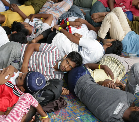 Para imigran Rohingya yang baru tiba di Aceh beristirahat di sebuah musala di Kulee, Aceh (19/11/2023). Sebagian warga Aceh yang pada mulanya menyambut baik kedatangannya, berbalik menolak karena ada pengalaman yang tidak baik sebelumnya.