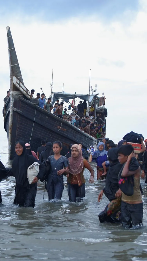 Mereka tiba menggunakan kapal kayu yang sarat muatan para imigran di pesisir Aceh.
