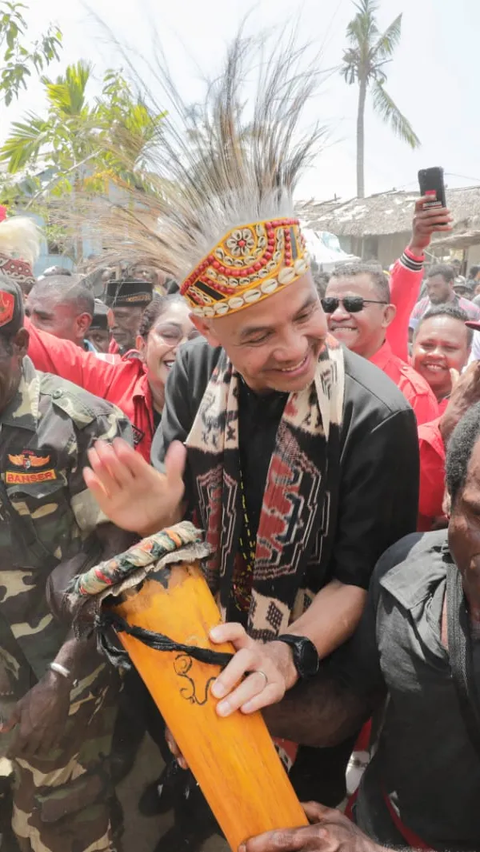 Momen Ganjar Menari Bersama Ribuan Masyarakat di Sorong Papua