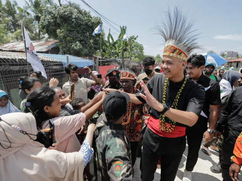 Momen Ganjar Menari Bersama Ribuan Masyarakat di Sorong Papua