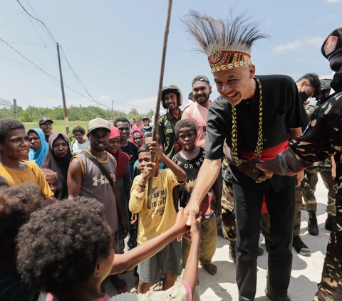 Momen Ganjar Menari Bersama Ribuan Masyarakat di Sorong Papua