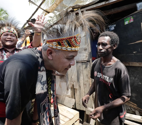 Momen Ganjar Menari Bersama Ribuan Masyarakat di Sorong Papua