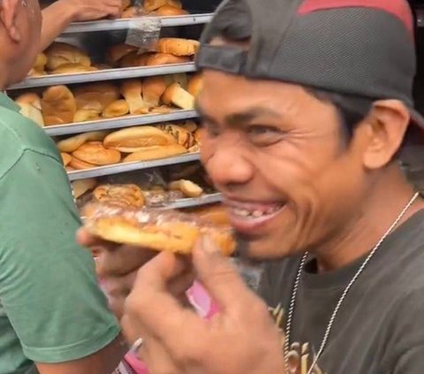 Proof that Good People Still Exist! Bread Seller Crashes into This Gate Meets 'Wingless Angel'