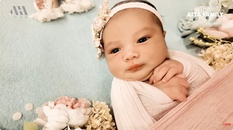 Newborn Photoshoot Baby Azura Anak Kedua Aurel Hermansyah dan Atta Halilintar, Cantik Banget & Sudah Sadar Kamera