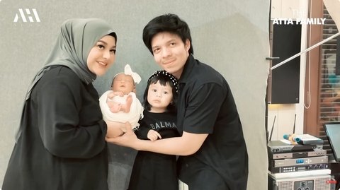 Newborn Photoshoot Baby Azura Anak Kedua Aurel Hermansyah dan Atta Halilintar, Cantik Banget & Sudah Sadar Kamera