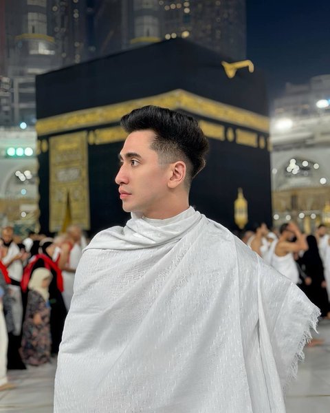 Venna Melinda telah lama mengimpikan momen ibadah umrah bersama ketiga anaknya.