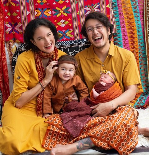 Potret bahagia keluarga Nadine Chandrawinata dan Dimas Anggara, pasangan artis yang baru saja menyambut kelahiran anak kedua mereka.
