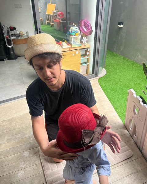 Saat bermain dengan anak-anaknya, Dimas senang berdandan serupa dengan putrinya, seperti saat mereka kompak mengenakan topi jerami yang lucu.