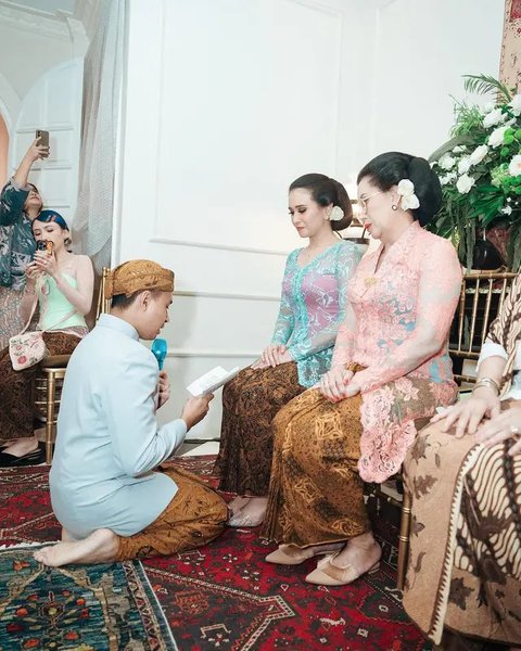 5 Potret Anggun Ayushita Kenakan Kebaya Saat Restui Sang Adik Menikah Duluan di Momen Langkahan, Cantik Khas Mba-Mba Jawa