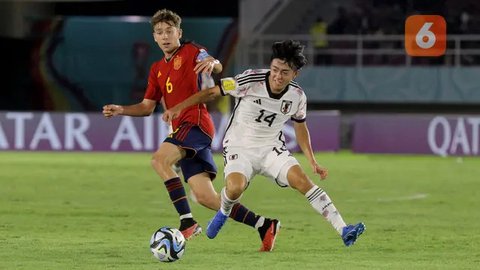 Aduh, lihat deh foto ini! Pau Prim dari Timnas Spanyol U-17 dan Gaku Nawata dari Timnas Jepang U-17 sedang berebut bola di pertandingan Piala Dunia U-17. Seru banget!