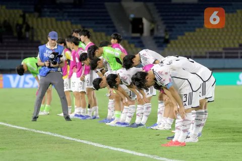 FOTO: Tangis Timnas Jepang U-17 Usai Kalah Melawan Timnas Spanyol U-17 di Babak 16 Besar Piala Dunia U-17 2023