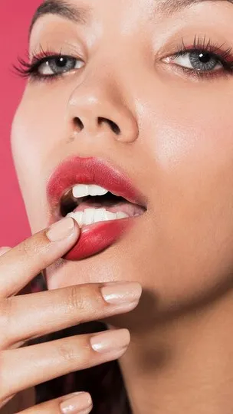 1. Gradient Ombre Lips: Menciptakan Gradasi Warna yang Menawan