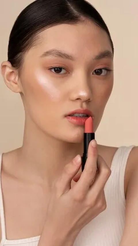 4. Two-Tone Ombre Lips: Kontras Menawan di Atas dan Bawah Bibir