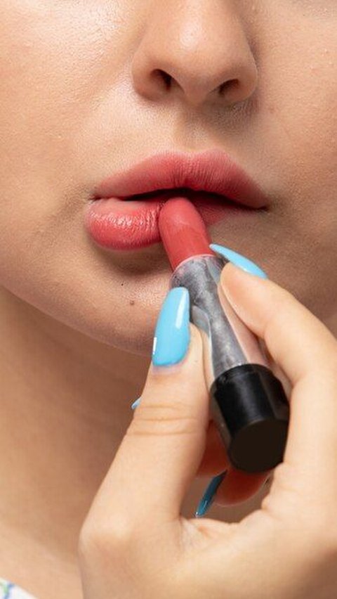 Dengan teknik ombre lips yang beragam, kamu dapat menciptakan tampilan bibir yang eksotik dan memikat. Cobalah teknik-teknik di atas dan raih bibir cantik ala ombre!