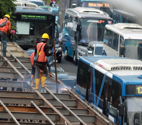 Halte Gatot Subroto Jamsostek Direvitalisasi, TransJakarta Sediakan Bus Stop untuk Angkut Penumpang