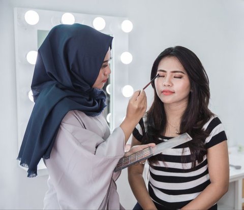 Bikin Syok, Pengantin Bandingkan Hasil Makeup Sendiri dengan MUA