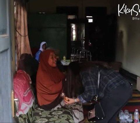 Di Garut, keluarga Kiky Saputri memiliki beberapa rumah dan tinggal bersama-sama dengan keluarga lainnya.