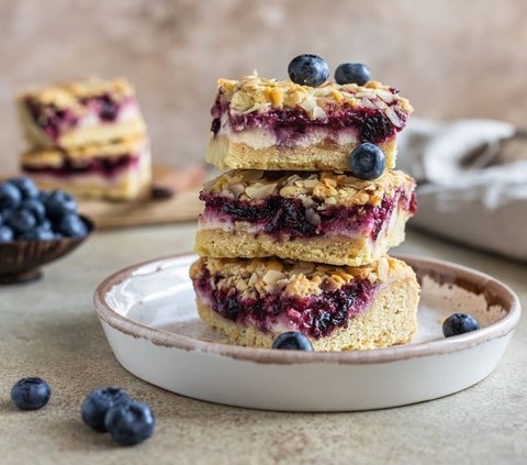 Make Your Own Cafe Blueberry Crumble Almond Cake at Home