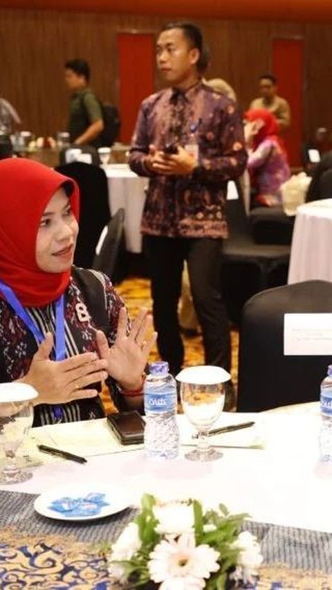 Tak hanya cantik, Arumi adalah ibu tiga anak yang cerdas, ramah, dan memiliki aura kepemimpinan yang kuat.