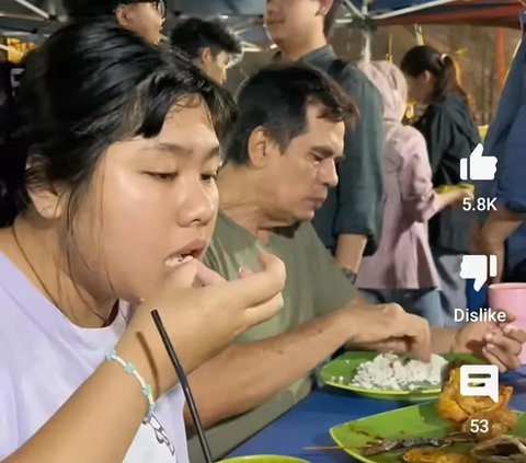 Ussy Sulistiawaty Ajak Mertua Makan di Pecel Ayam Pinggir Jalan, Bikin Salfok Ayah Andika Cuci Tangan Pakai Air Hujan