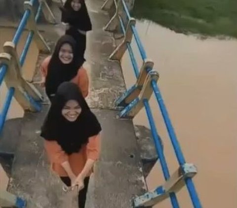 Viral Video Remaja Kehilangan Kunci Motor saat Bikin Konten di Jembatan, Begini Endingnya