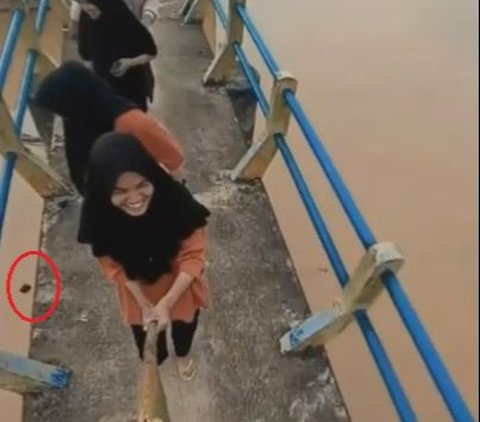 Viral Video Remaja Kehilangan Kunci Motor saat Bikin Konten di Jembatan, Begini Endingnya