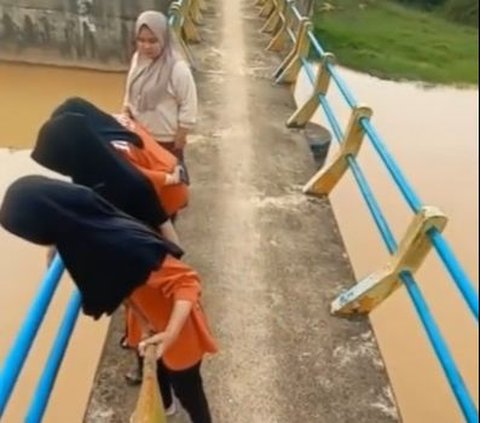 Viral Video Remaja Kehilangan Kunci Motor saat Bikin Konten di Jembatan, Begini Endingnya