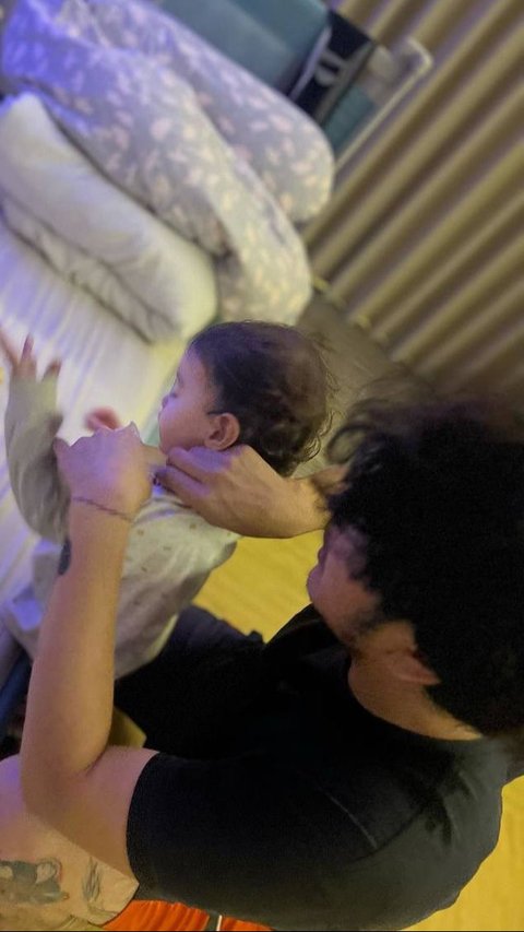 Lewat Instagram, Nadine mengabadikan momen-momen Dimas dalam perannya sebagai ayah, termasuk saat merawat anak-anak dengan penuh kasih, seperti membantu Djiwa mengenakan pakaian.