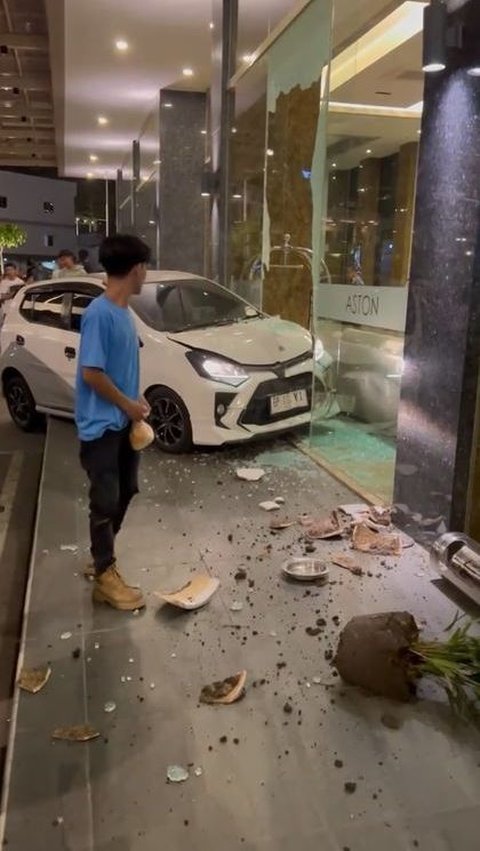 Mobil Matik Tabrak Lobi Hotel di Batam Ini Viral, Pengendara Diduga Salah Injak Pedal