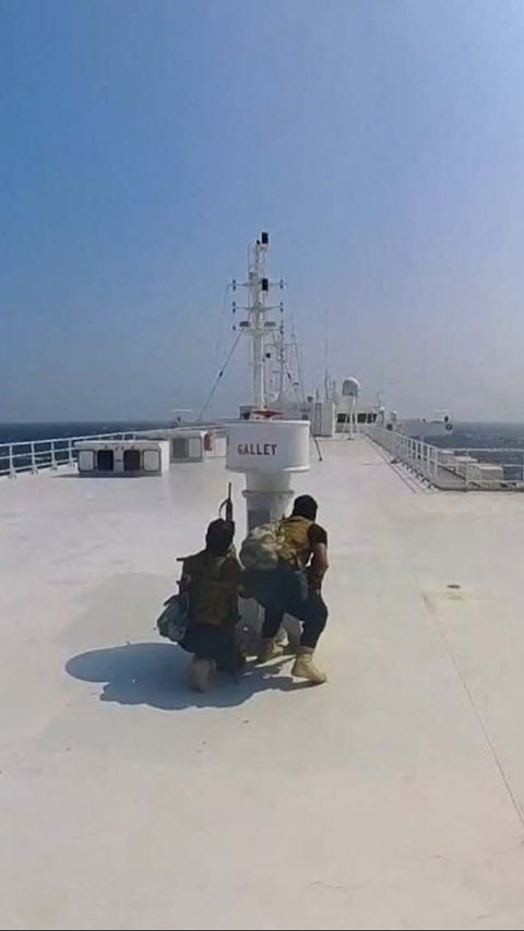 FOTO: Momen Menegangkan Houthi Bajak Kapal Israel di Laut Merah: Pasukan Bersenjata Turun dari Helikopter