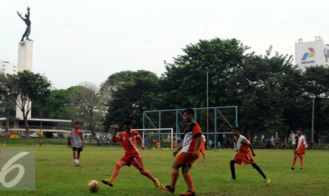 Pemerintah Bakal Bangun Satu Lapangan Bola Berstandar Nasional di Setiap Desa