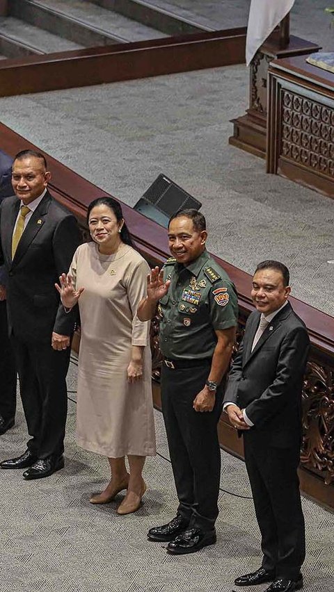 FOTO: Ekspresi Jenderal Agus Subiyanto Usai Disahkan DPR Jadi Panglima TNI