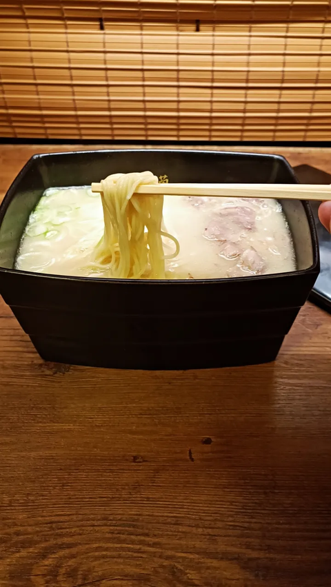 Ramen di kedai Ichiran No Pork Dotonbori ini bisa menjadi alternatif tonkotsu ramen yang kaldunya berbasis daging dan tulang babi.