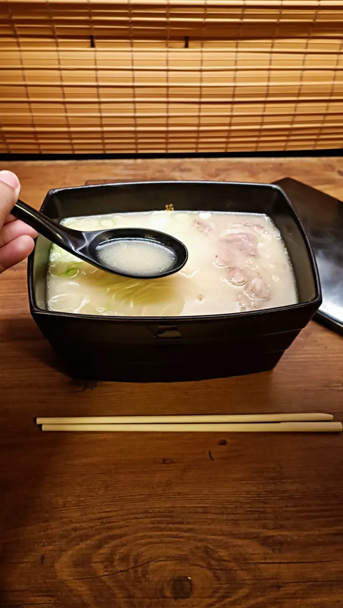 Ramen disajikan dalam keadaan panas mengepul.