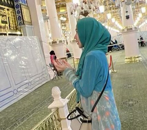 Intip Potret Venna Melinda Umrah bareng Anaknya, Anggun Kenakan Busana Syar'i