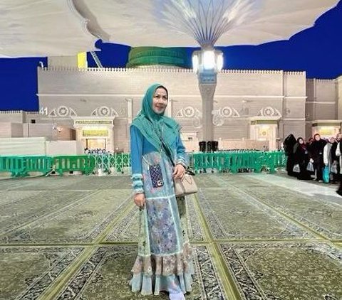 Intip Potret Venna Melinda Umrah bareng Anaknya, Anggun Kenakan Busana Syar'i