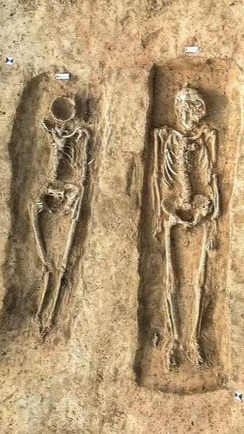 Diperkirakan hidup pada abad ke-9, para arkeolog temukan kedua kerangka ini terkubur berdampingan.