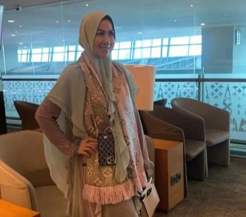 Intip Potret Venna Melinda Umrah bareng Anaknya, Anggun Kenakan Busana Syar'i