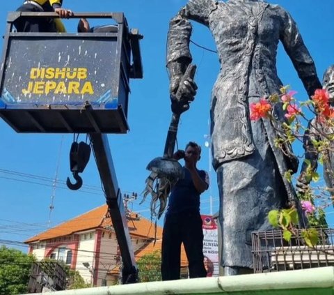 Usia patung R.A Kartini itu hampir setengah abad atau 50 tahun. Patung dibangun pada masa pemerintahan Bupati Sudikto atau sekitar 1976-an.<br>