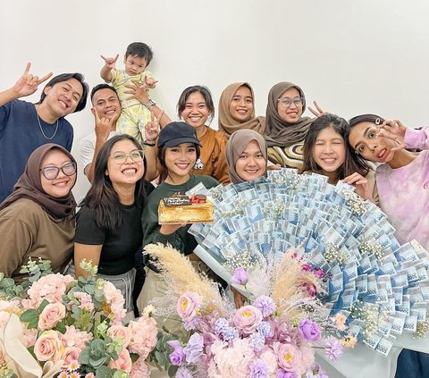 Celebgram Fuji Gives Birthday Gift to Employees, the Size of the Money Bouquet Can Cover the Whole Body