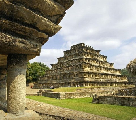 Ancient Building of Snake God Worship Found in the Middle of the Wilderness