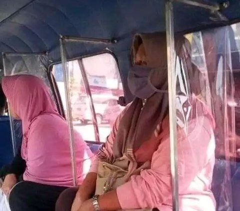 10 Potret Tingkah Emak-emak saat Naik Angkot, Lucu Banget Tapi Cukup Membahayakan