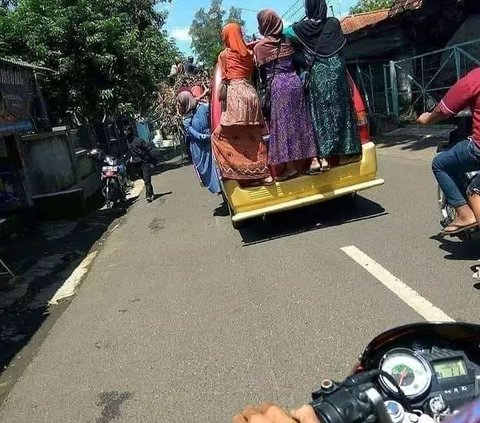 10 Potret Tingkah Emak-emak saat Naik Angkot, Lucu Banget Tapi Cukup Membahayakan